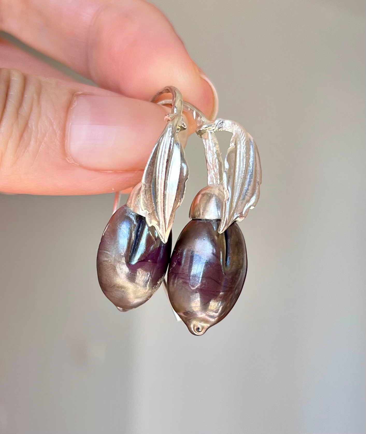 עגילים מעוצבים בצורה וצבע זיתים שחורים