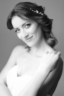 Lächelnde Braut in weißem Kleid