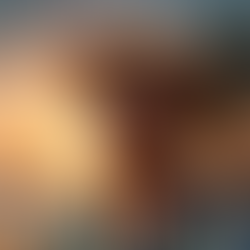 Um homem bronzeado com chapéu panamá, camisa azul floral e óculos escuros em uma praia