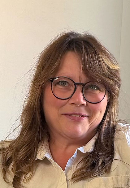 Porträt von Andrea Schich mit Brille
