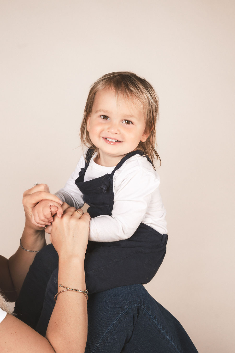 Burlington family photographer studio lighting at home