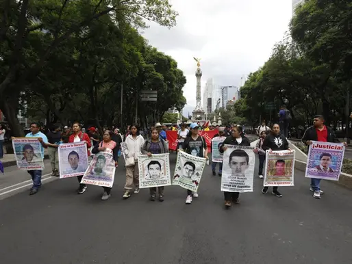 Familiares de los 43 normalistas se reúnen con Sheinbaum en Palacio Nacional