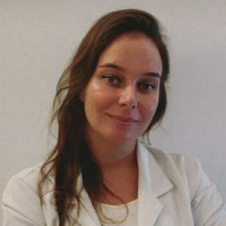 Dra Paula Oliveira (1)_edited.jpg