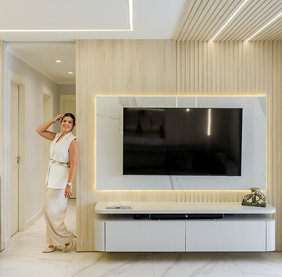 Arquiteta Natália Assis em sala de estar, representando seu trabalho com projetos de interiores residenciais para apartamento