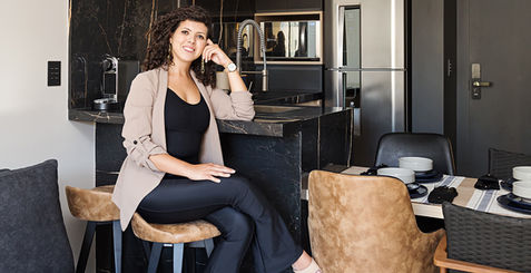 Arquiteta Natália Assis no estúdio projetado por ela no Today Faria Lima, em São Paulo.