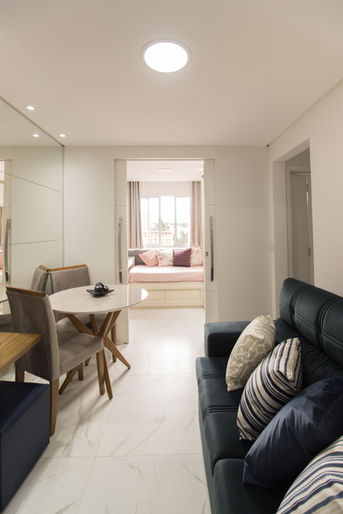 Sala de estar de apartamento na Vila Prudente, com vista para a porta de divisão entre a sala e o quarto da filha.