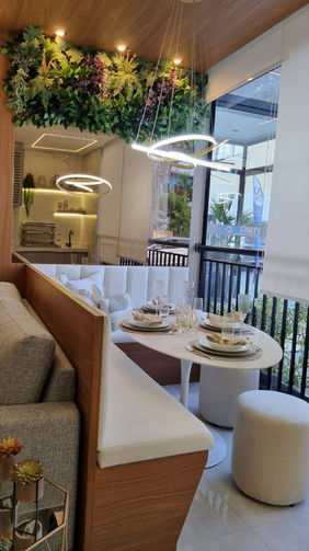 Sala de jantar planejada com mobiliário funcional em apartamento decorado de 40 m² no Condomínio Infinity Vila Matilde.