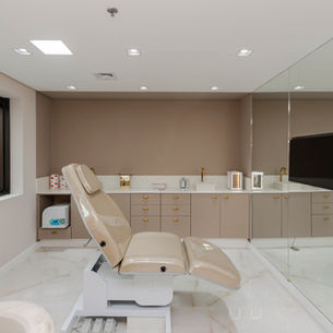 Consultório de harmonização facial com ambiente funcional e decoração personalizada na Vila Olímpia, São Paulo.