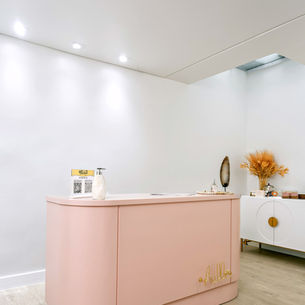 Recepção de clínica de estética com mobiliário planejado e design moderno em Santo André.