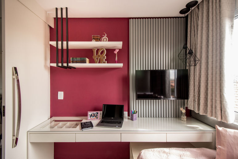Interior do quarto de adolescente com mobiliário e decoração planejados para aproveitar melhor o espaço.