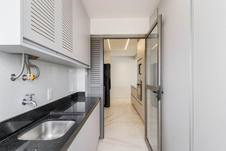 Lavanderia planejada em apartamento reformado no Condomínio Panorâmico Vila Prudente.