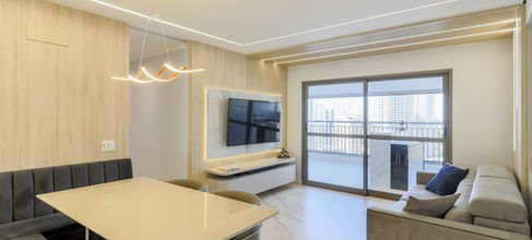 Sala de estar e jantar integradas no apartamento decorado de 102 m² do Panorâmico Vila Prudente.