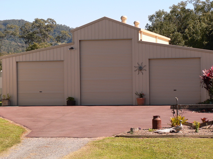 Red-brown decorative asphalt driveway — warm earthy tone