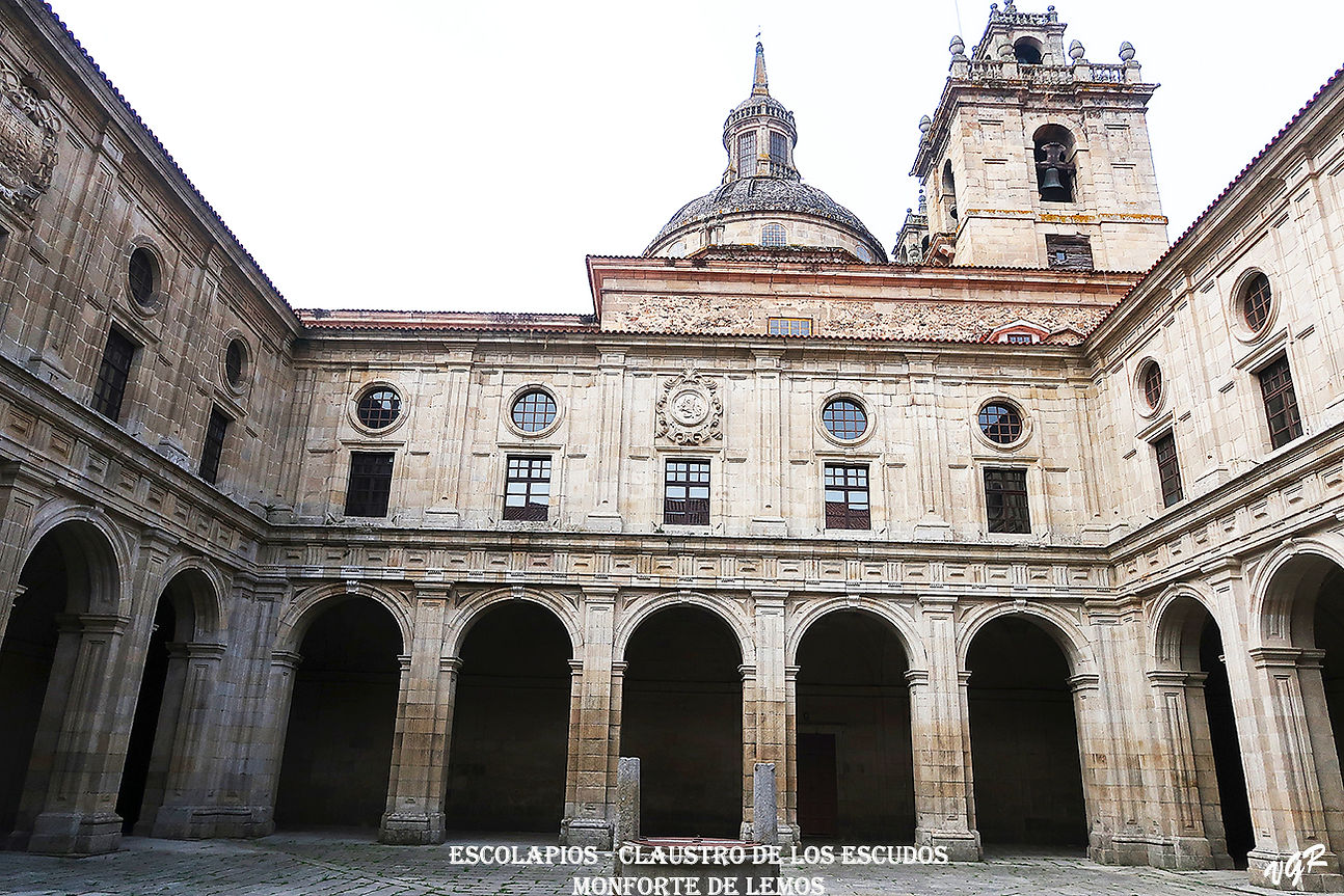 Claustro Escudos-1-WEB.jpg