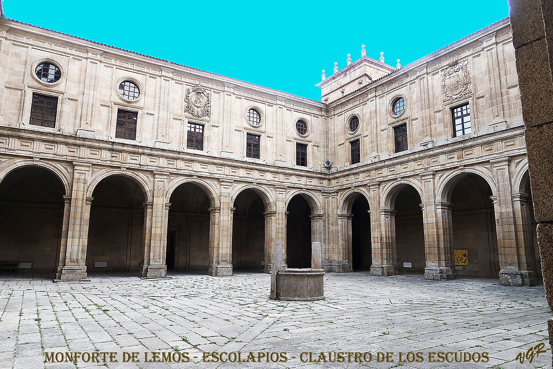 Claustro Escudos-5-WEB.jpg
