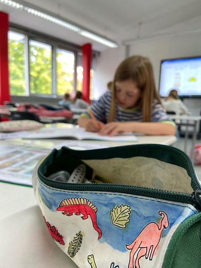 kind maakt huiswerk