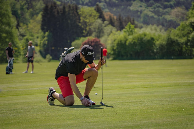 vorbereitung zum Abschlag auf Golfplatz