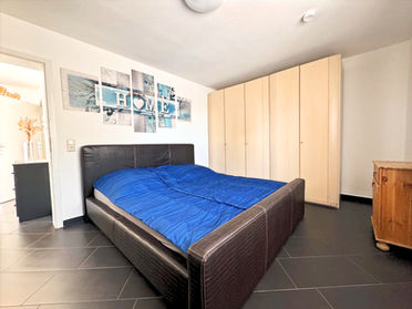 Schlafzimmerschrank und Bett