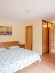 schlafzimmer mit doppelbett