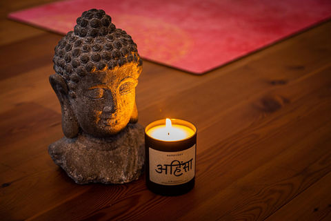 kerze im yoga raum
