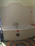 Badewanne und WC im Badezimmer