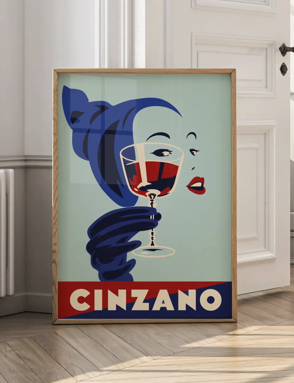 Affiche Cinzano femme au verre encadrée dans une décoration rétro