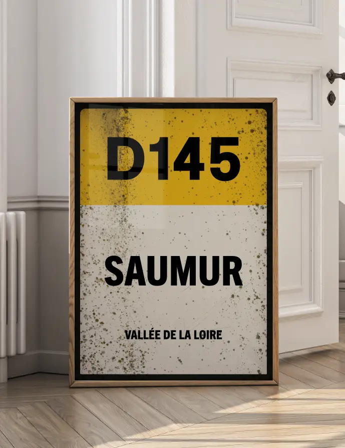 Affiche Saumur D145 inspirée de la route des vins de Loire, présentée encadrée dans un intérieur.