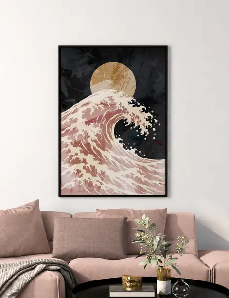 Affiche artistique représentant une vague japonaise aux nuances de rose et de beige, accrochée au-dessus d’un canapé rose pour une décoration intérieure élégante.