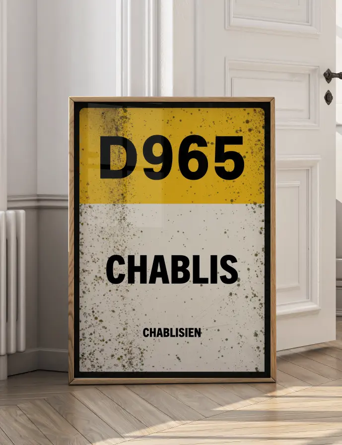 Affiche Chablis D965 inspirée de la route des vins de Bourgogne, présentée encadrée dans un intérieur.