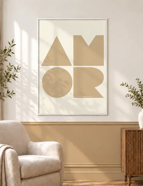 Affiche artistique géométrique aux formes abstraites beige doré et crème, idéale pour une décoration murale minimaliste dans un intérieur aux meubles en bois clair.