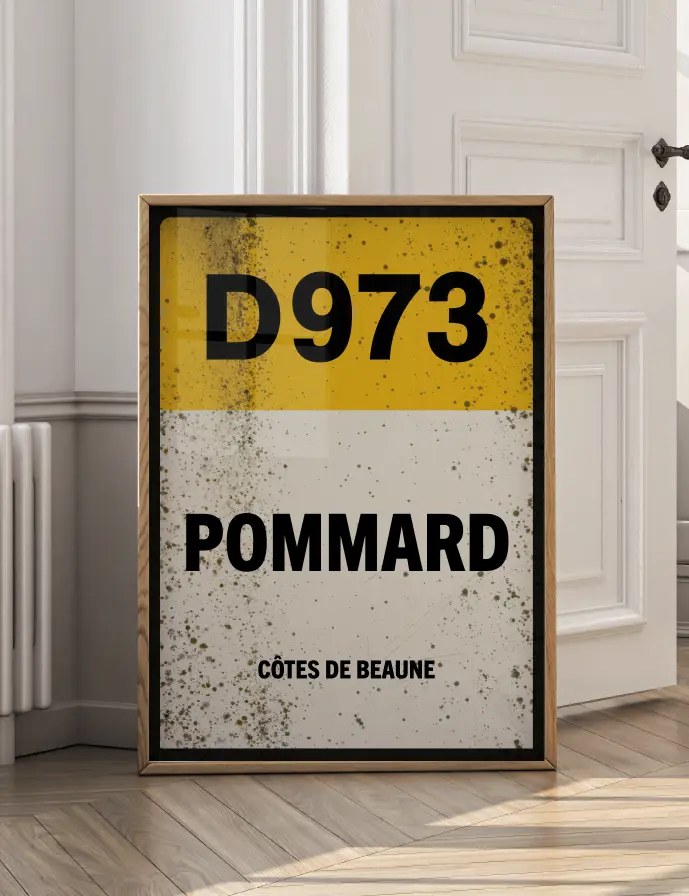 Affiche Pommard D973 inspirée de la route des vins de Bourgogne, présentée encadrée dans un intérieur.
