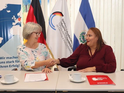 DHK El Salvador y FCE-UES firman acuerdo de cooperación académica