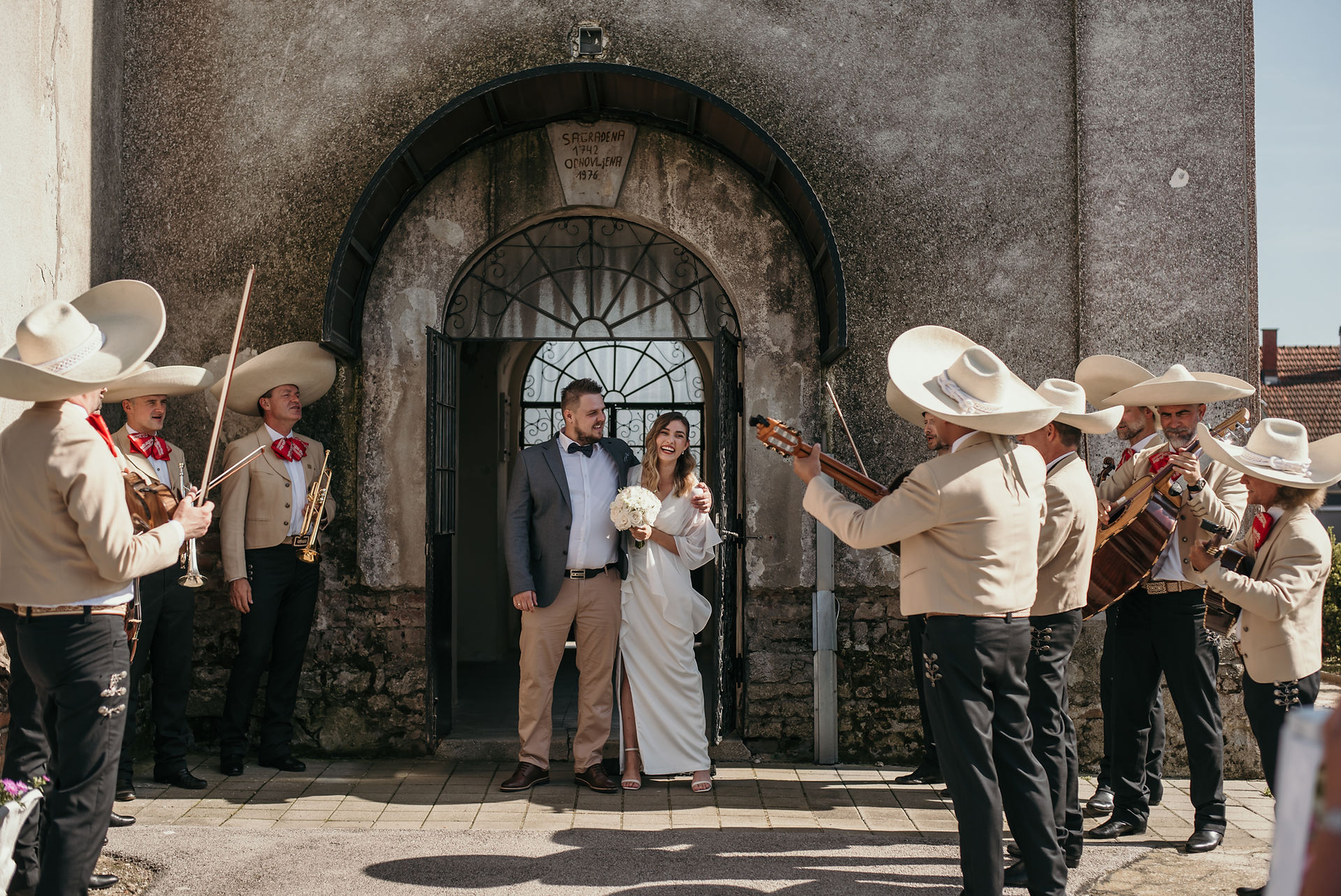 Mladenci isprMladenci ispred crkve u Koprivničkom Ivancu dok mariachi sviraju i pjevaju
