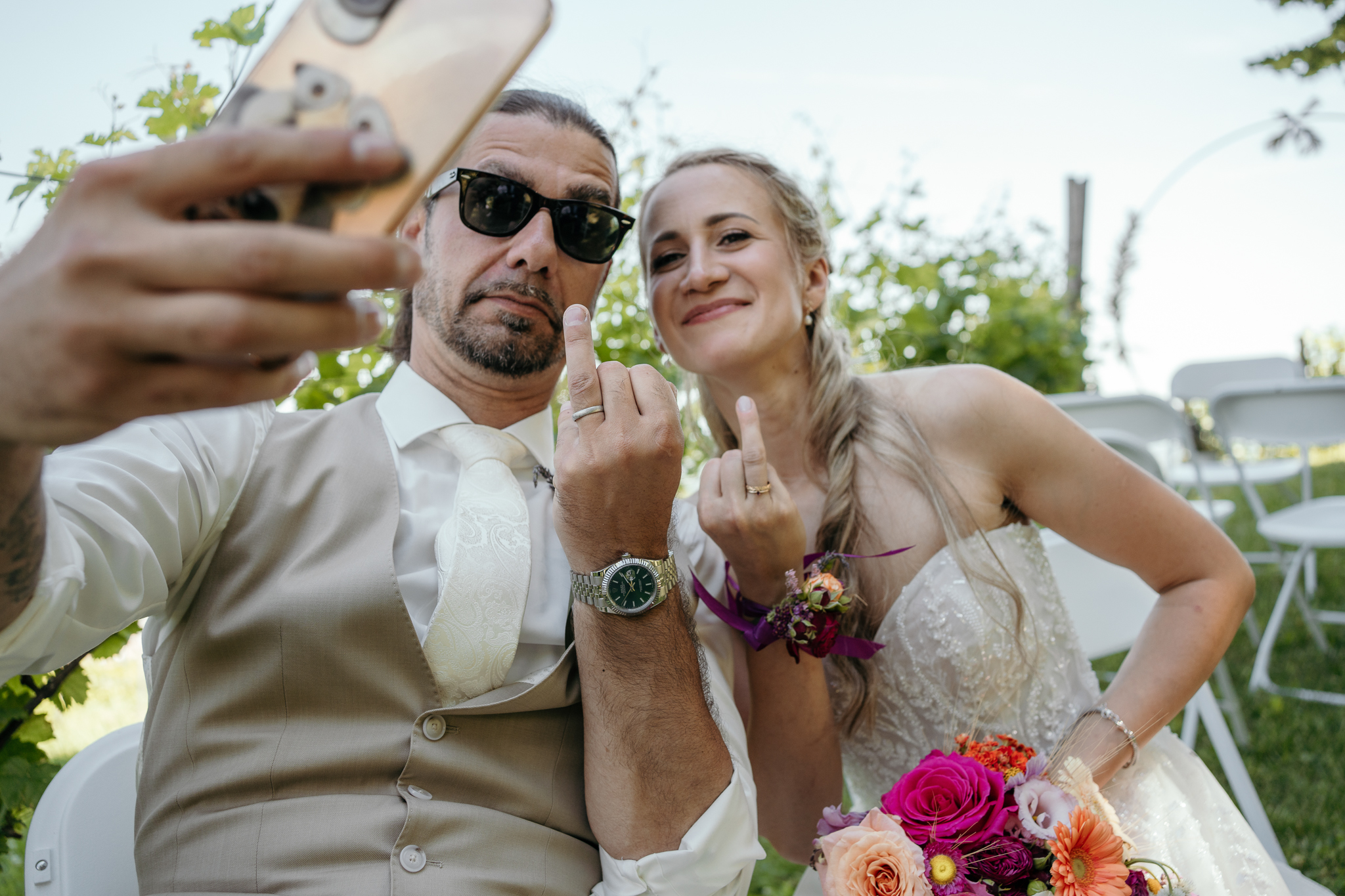 Mladenci rade selfie s vjenčanim prstenjem nakon obreda na Kalniku