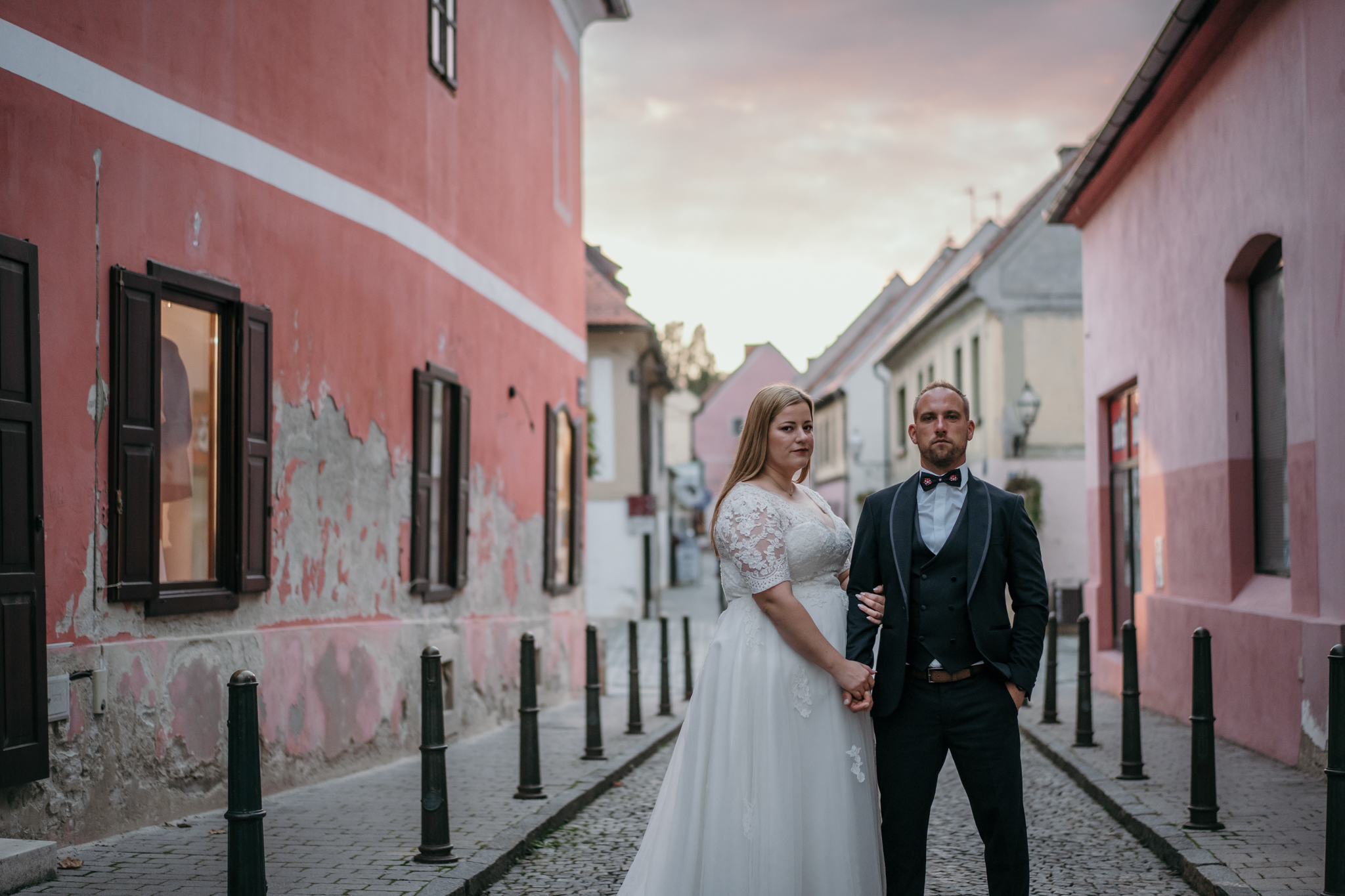 Mladenci stoje nasred ulice u Varaždinu