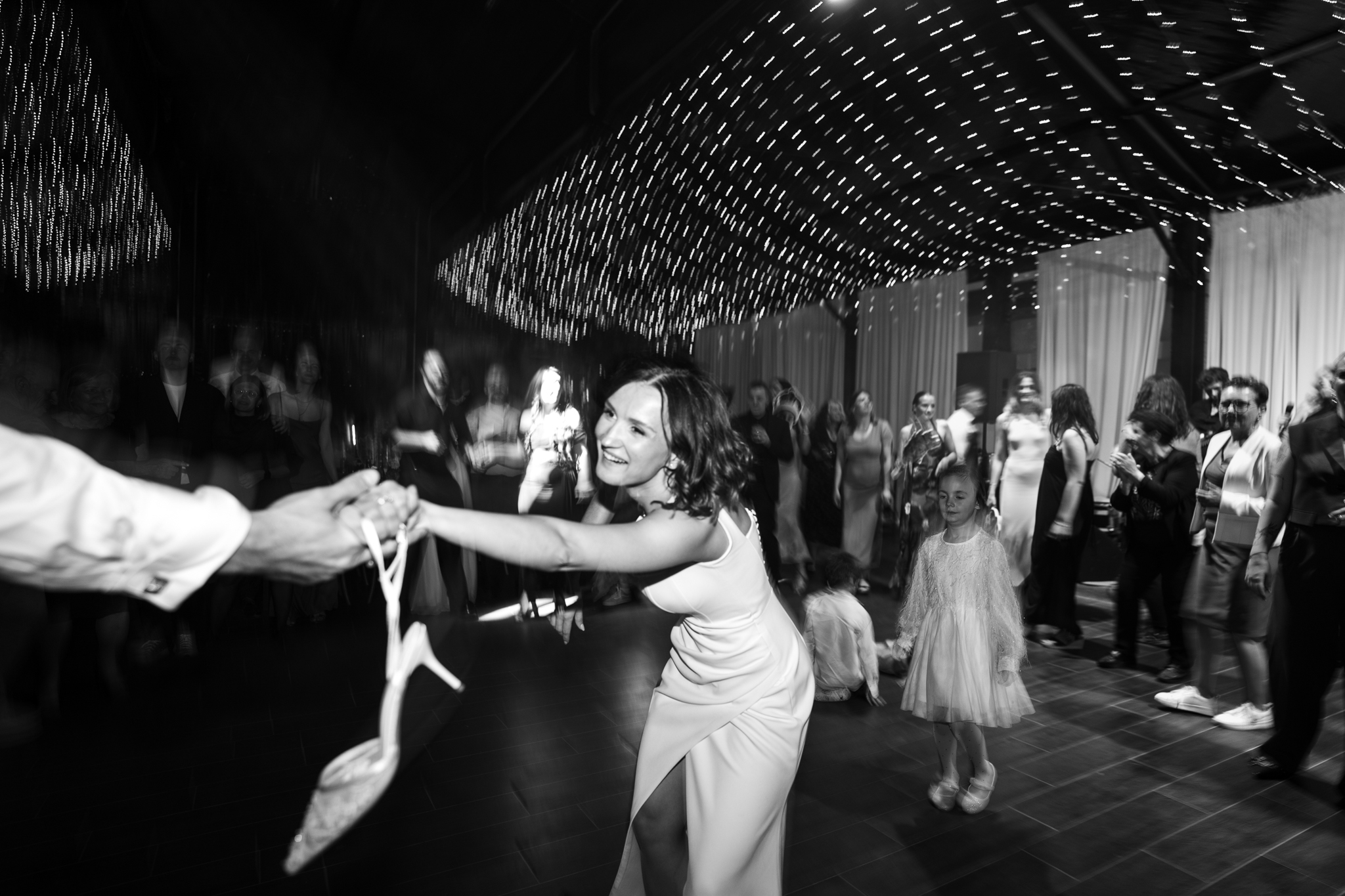 Mladenka drži cipelu na plesnom podiju u Wedding Resortu Corberon