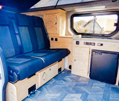 Un Renault Trafic L2H1 transformé avec l’aménagement NomadPad, doté d’un intérieur full option et d’une finition bois. Ce campervan offre un équilibre parfait entre praticité et esthétique, avec un espace de vie optimisé pour les voyageurs en quête de liberté. Idéal pour les road trips et les escapades prolongées, il allie confort et design naturel.