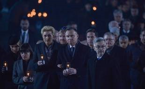 Andrzej Duda (au premier plan) lors de la cérémonie de commémoration des 75 ans de la libération d'Auschwitz, le 27 janvier 2020