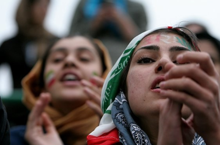 Match Iran-Cambodge : des milliers de femmes en tribune