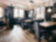 Gemütliches Restaurant-Interieur mit Tischen und Stühlen
