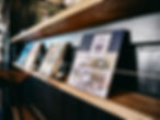 Kochbücher und Zeitschriften im Regal