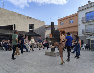 La plaça Miquel Martí i Pol es va convertir en un racó del Pirineu gràcies a la música i la tradició