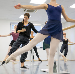 Balettgyakorlat a terem közepén / Ballet exercise in the centre