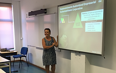 Imagem Denise Curi dando treinamento empresarial