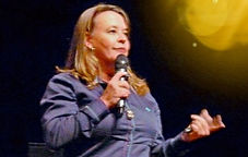 Imagem Denise Curi palestrando