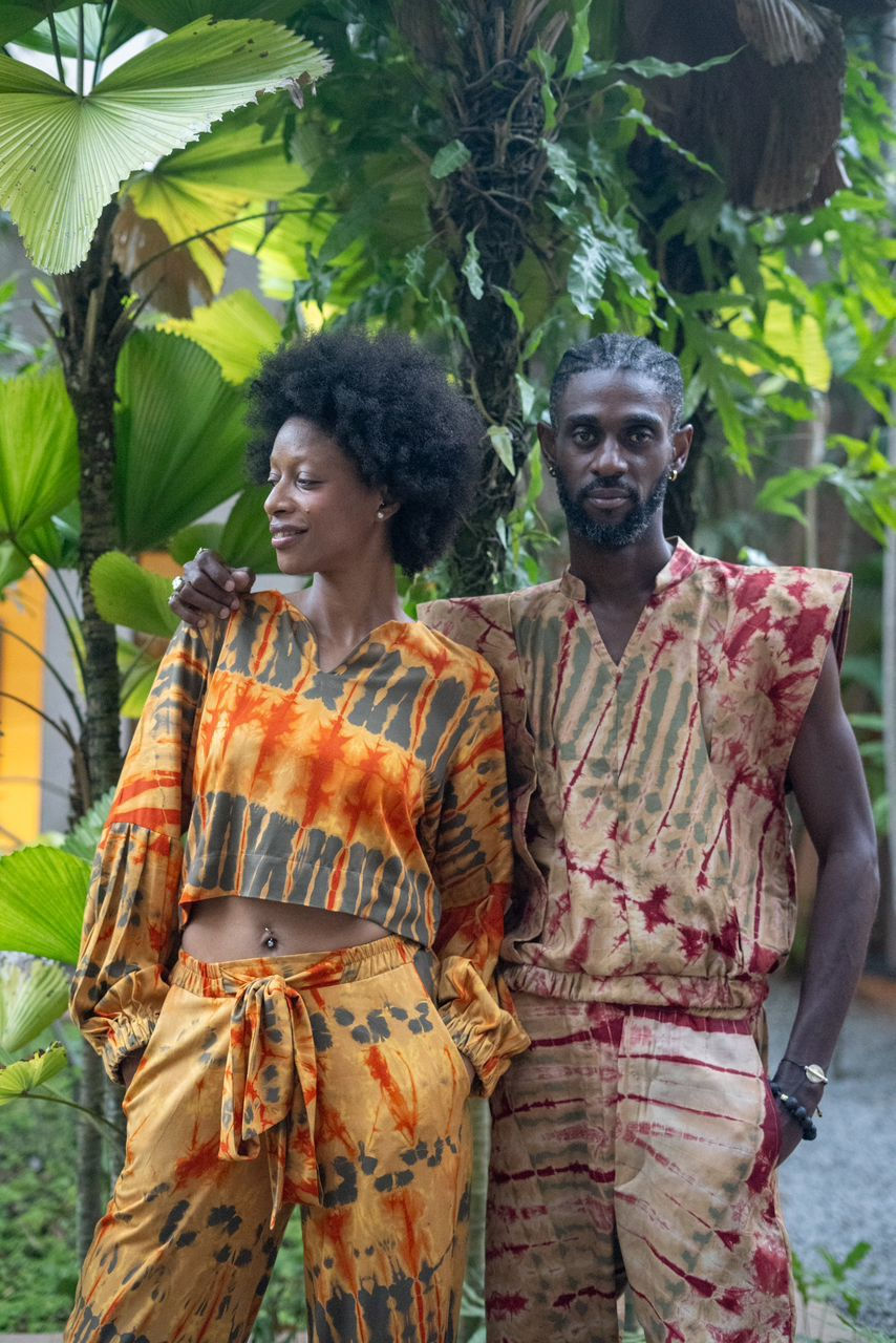 Un groupe diversifié de femmes et hommes portant des vêtements africains élégants et colorés, combinant des styles traditionn