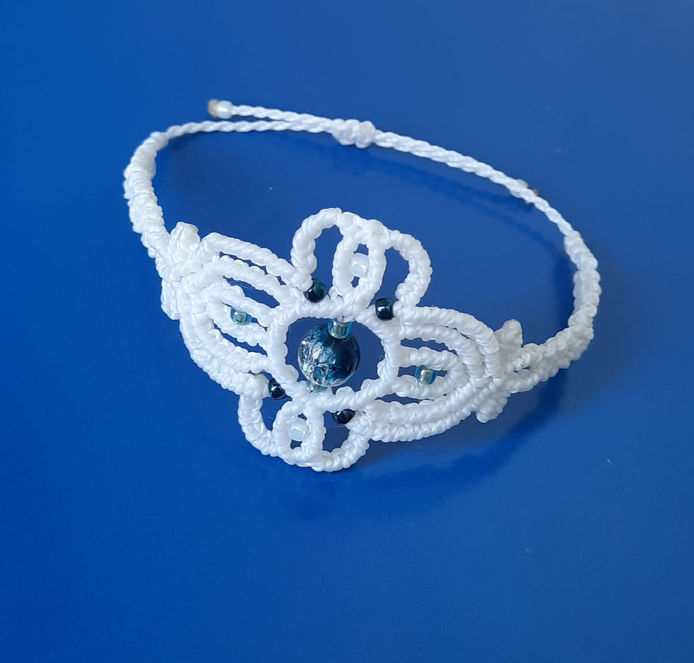 Bracelet micro-macramé Glacier : bracelet en fil polyester ciré blanc agrémenté au centre d'une perle de verre dégradé bleu/c