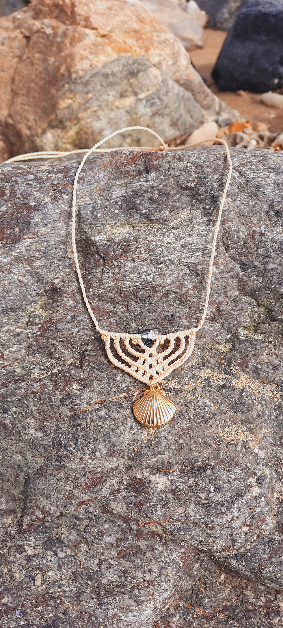 Collier micro-macramé Saint Jacques Dorée : collier tissé en fil de polyester ciré de couleur sable, agrémenté au centre d'un