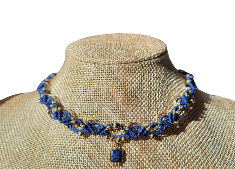 Collier micro-macramé Fleur de Lys : collier ras-de-cou en fils de polyester ciré de couleur bleu marine et doré, agrémenté a