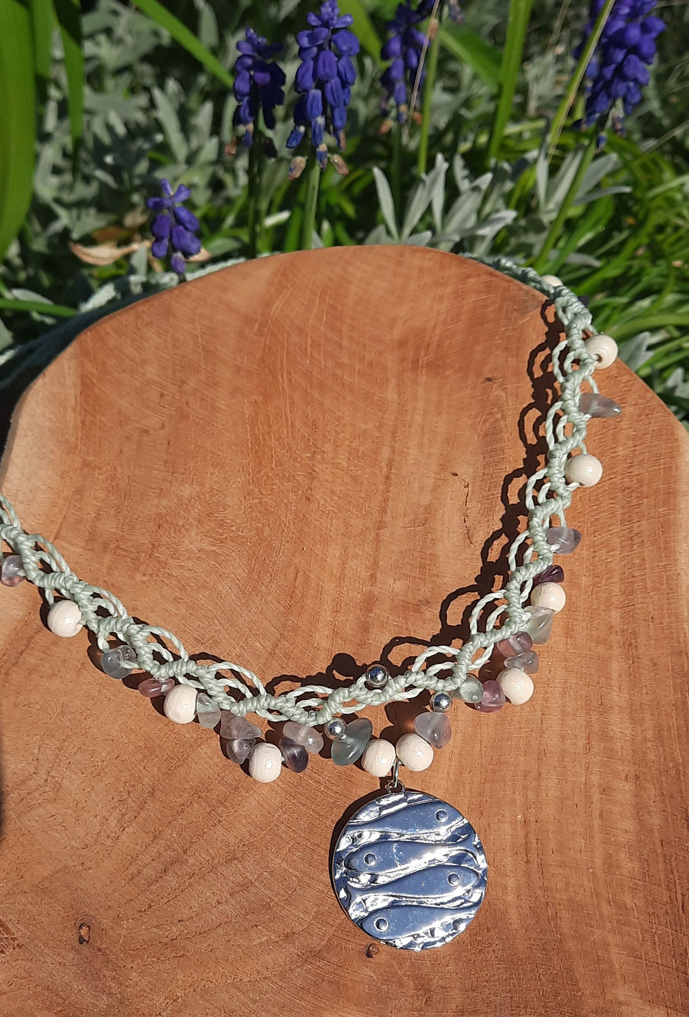 Miniature : Collier micro-macramé Printanier : collier ras de cou en fil de polyester ciré de couleur vert d'eau agrémenté au centre d'un